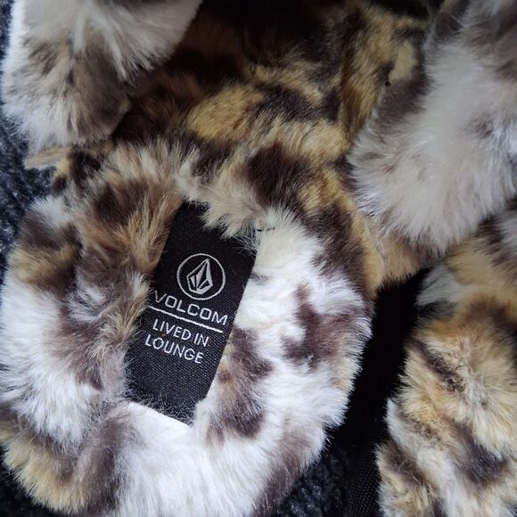 VOLCOM Lived In Lounge Leopard Cheetah Fur Slippers slide on shoes sz 8 - Picture 2 of 6